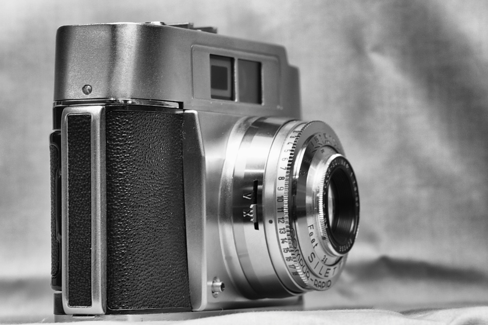 This more advanced Silette, made around the same time, has a second light window to power the bright-line viewfinder. The lens is a 50mm f/2.8 Agfa Color-Solinar and the shutter is a Compur-Rapid with a fast 1/500s maximum