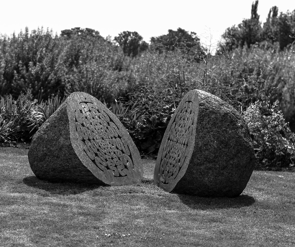 Sculpture at Chiswick Mall: 35mm Summilux ASPH, 1/4000s at f/2, ISO 320 (Photo Mike Evans)