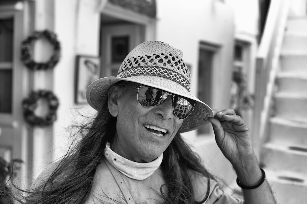 Artist in Mykonos: 50mm Summicron ASPH, ISO 320 (Photo Mike Evans)