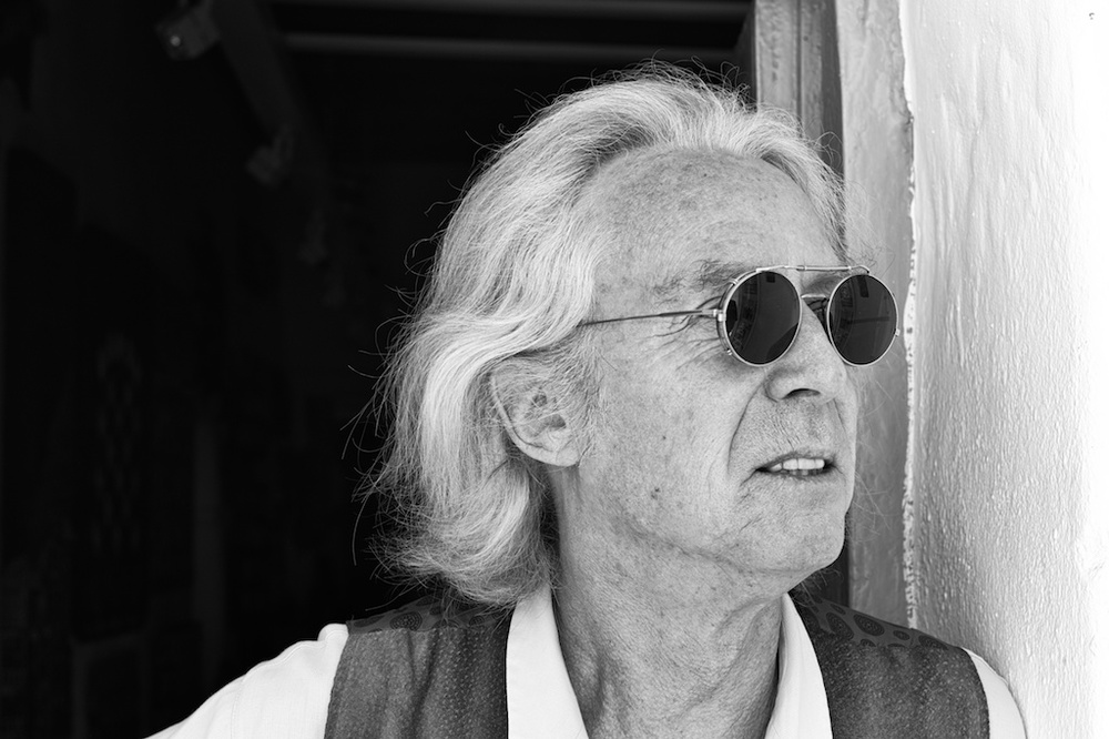 Artist outside his studio: 50mm Summicron, 1/180s at f/8. ISO 320 (Photo Mike Evans)