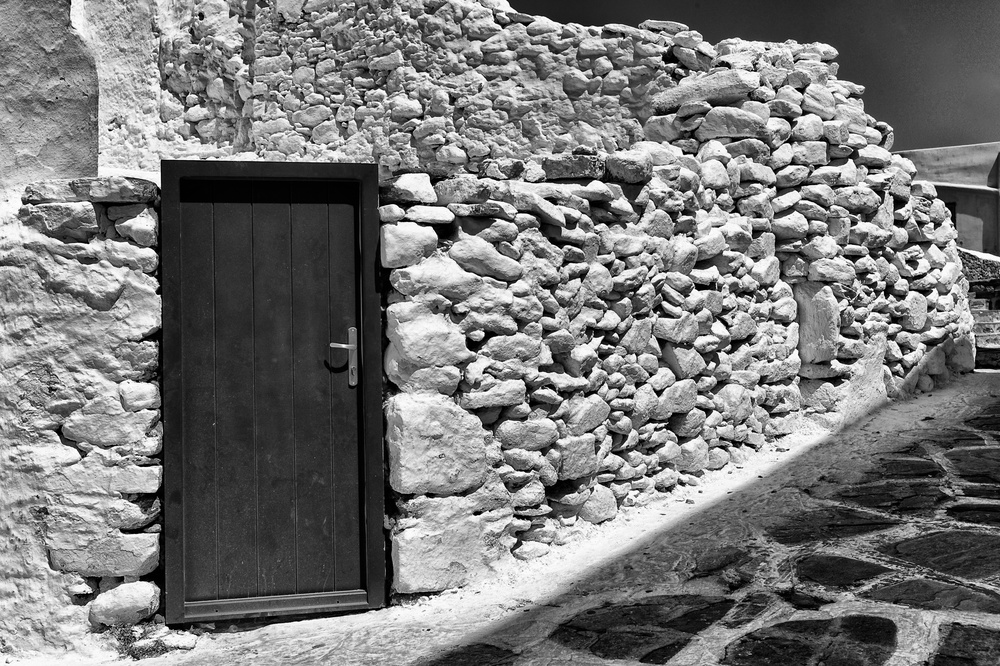 Ancient Paraportiani, Mykonos, ruined by a decidedly un-ancient door and handle. 35mm Summicron, f/8 at 1/3000th, 320 ISO (photo Mike Evans)Â