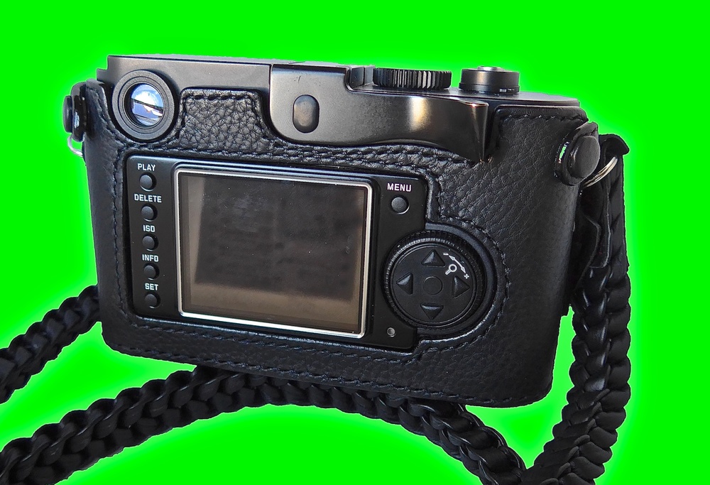 The back of the Monochrom case is the closed design with cut-outs for the controls and screen. This is the Thumbs Up version. The standard version features a small raised bump below the shutter release. The fit and finish is impressive with none of the sloppiness evident in some competitors