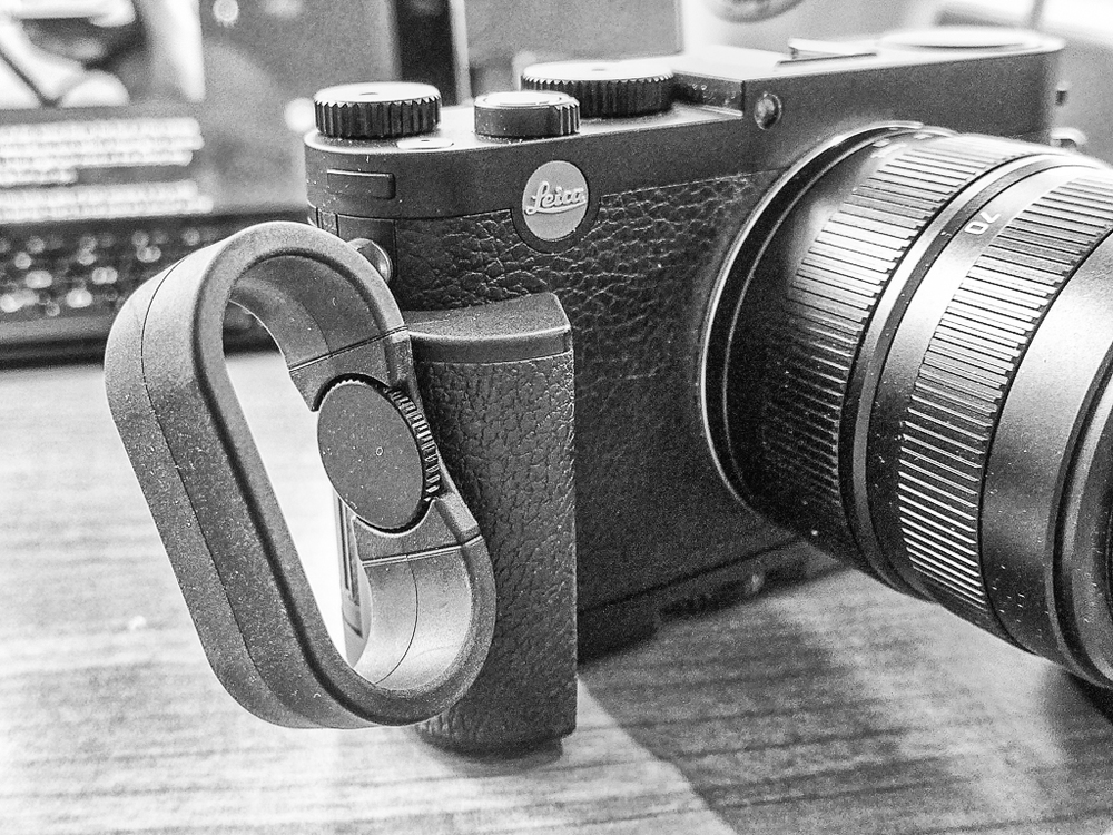 The loop screws in to the obligatory handgrip, either for the M or the X Vario. It swivels on its axis through 360 degrees to enable a comfortable fit in all situations