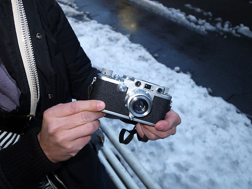 Old film cameras are booming in Japan. This picture from the wonderful web site , Japancamerastyle.com illustrates a Leica IIIf with 35mm f/3,5 Summaron in Tokyo