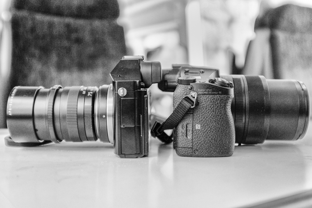 Two cameras with 75mm focal length: On the left, the Sony A7r is equipped with a manual Leica 75mm APO-Summicron prime lens while the RX10, on the right, incorporates a 24-200mm auto-focus zoom. For comparison purposes the RX10 lens is extended to 75mm.