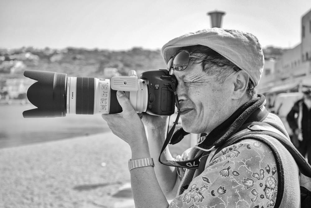   Tourists from Japan and China seem to love the Aegean islands and invariably have some interesting camera gear to parade. This Canon-equipped snapper from Shanghai must have had a generous baggage allowance. Taken with the Zeiss 35mm and Sony A7r  