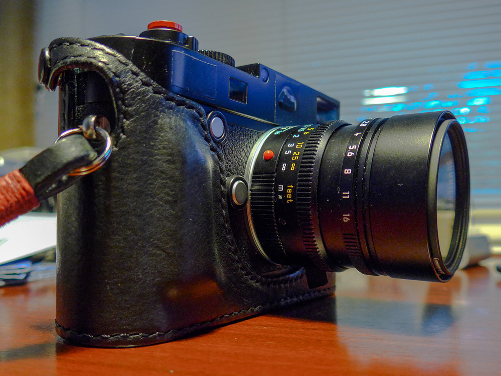 The black 50mm Summilux is not as stunning in appearance as the chrome version, but it weighs only 335g and makes for a much better balanced combination with the Leica M. With the chrome lens mounted this camera would flop down onto the lens because of the hefty 460g weight.