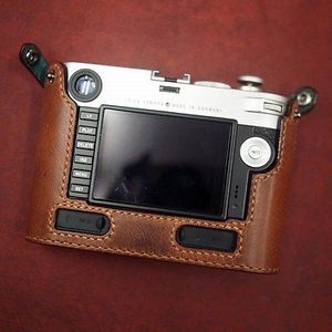 Case for M with multi-function grip, rear view. Photo: Arte di Mano