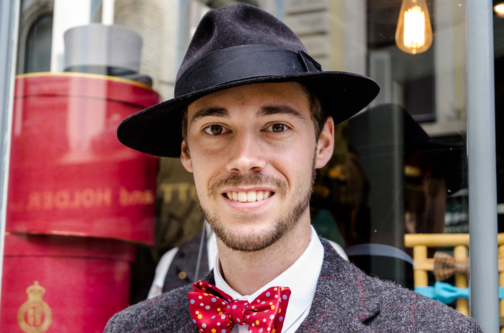   Salesman with attitude, 68mm, ISO 250  