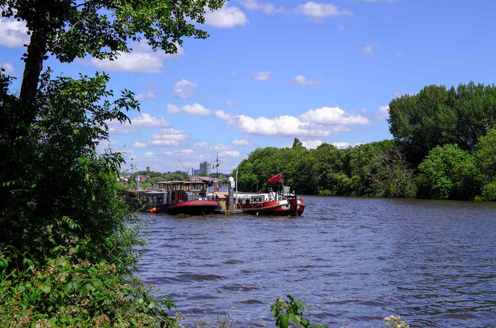   High tide on the River Thames, 35mm, ISO 100  