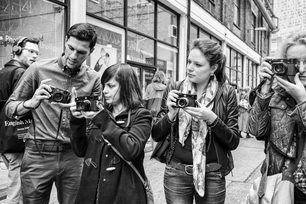 Never tried a rangefinder before? Leica Akademie instructor Robin Sinha sets the course participants on the right view before releasing them into the wild