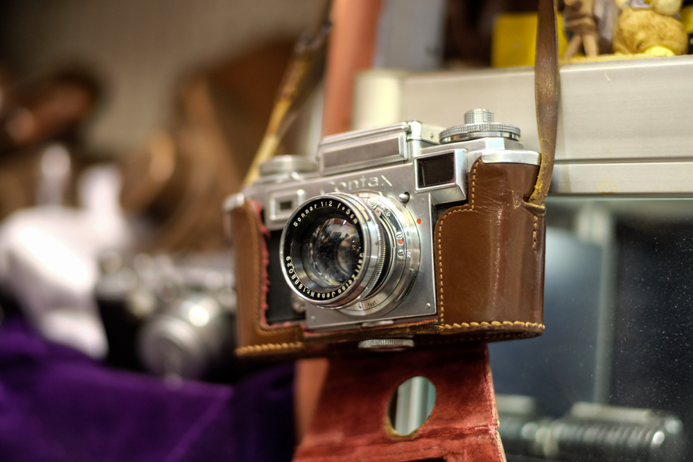 Nothing compares with manual focus on a true rangefinder such as Leica or, here, the Contax (50mm Summilux, f/1.4 at 1/100s). Click for full-size view.