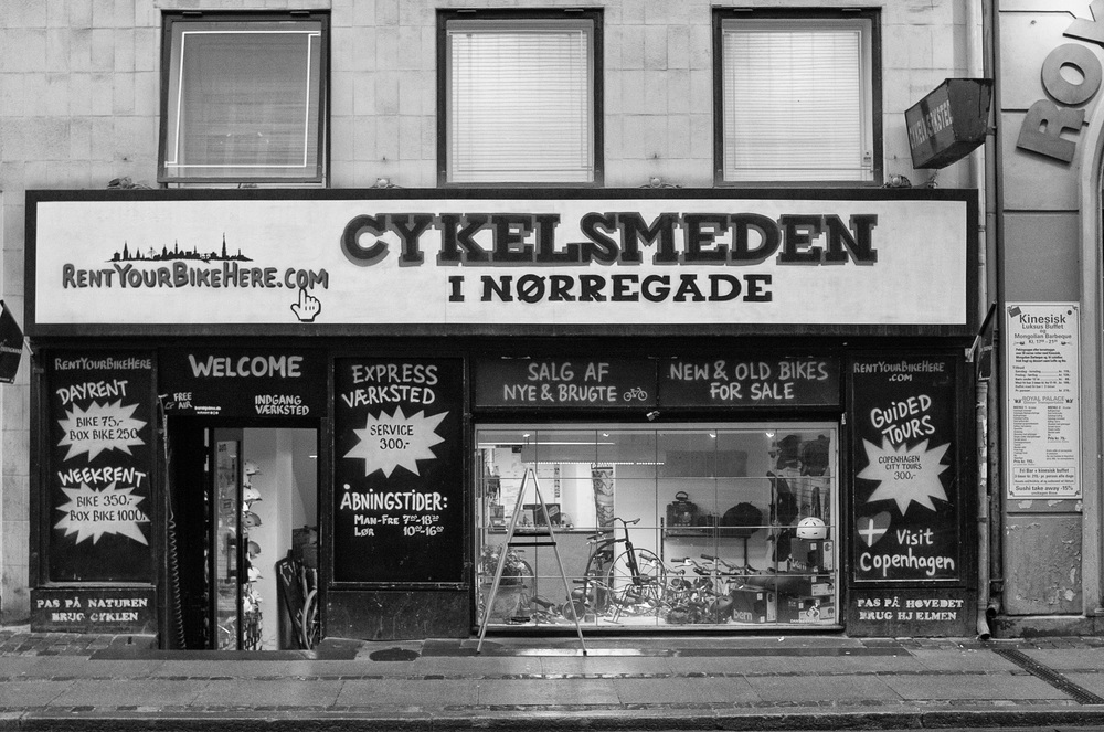 Copenhagen street scenes: f/2.8 @ 1/100. Above ISO 1100, below ISO 800