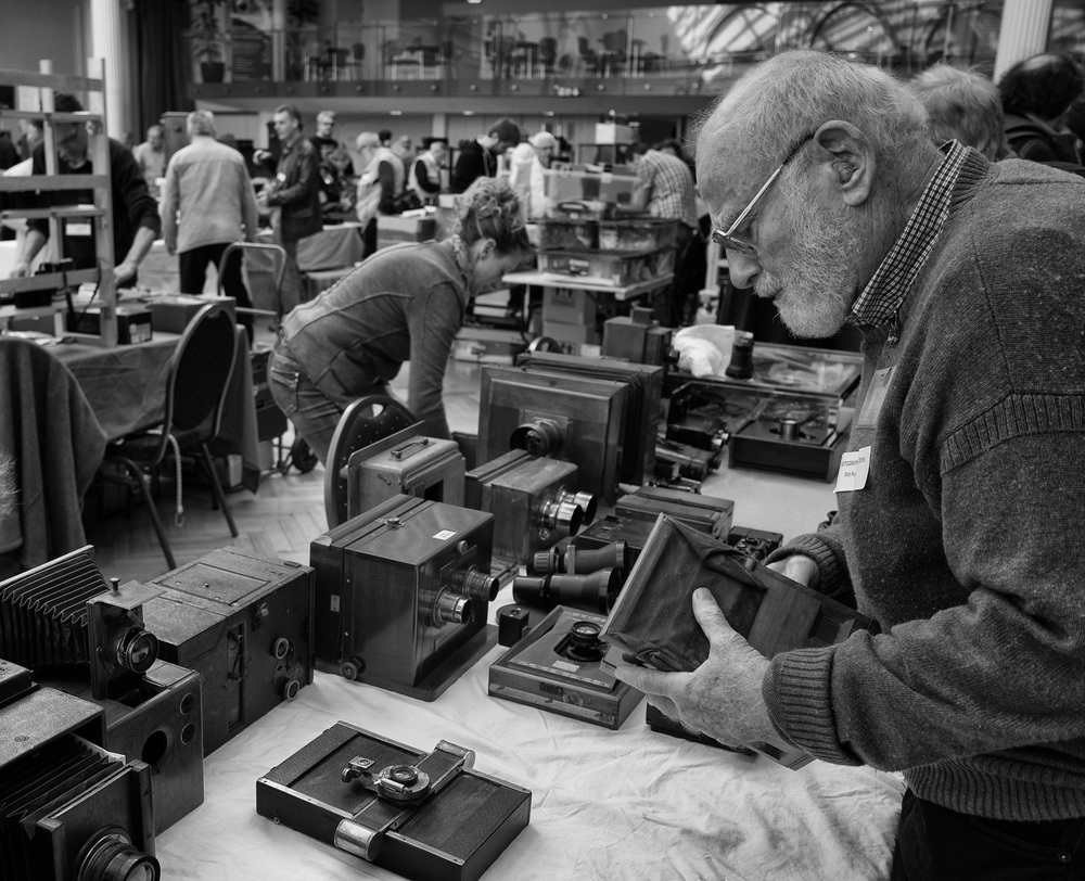  Inspecting the wares at Photographica: f/3.5 @ 1/125s, ISO 400 