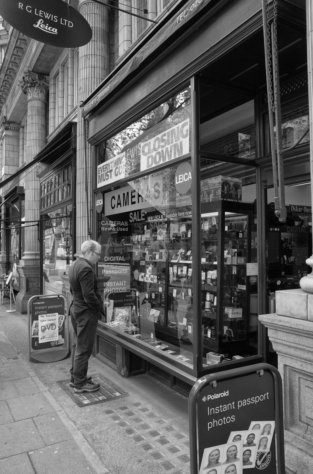 Closing-down sale at R.G.Lewis, Holborn. f/5.6 @ 1/250s, ISO 800