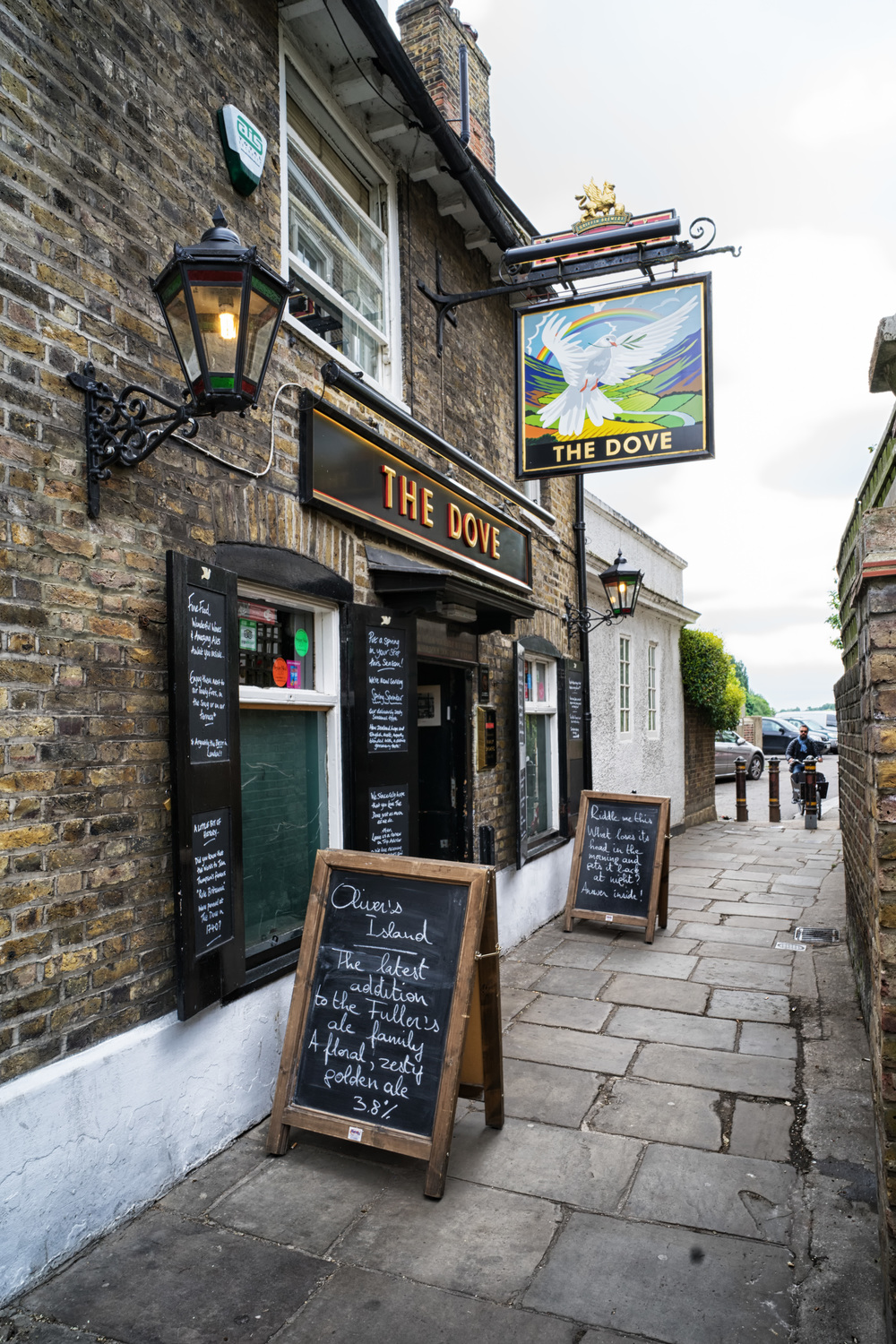 The Dove, Hammersmith, at a very extreme angle in its narrow little lane. A wide-angle lens can cope well with this situation and the depth of field is as extreme as it gets. No need to bother with focus on this little lens: It is verily the zone-focus king
