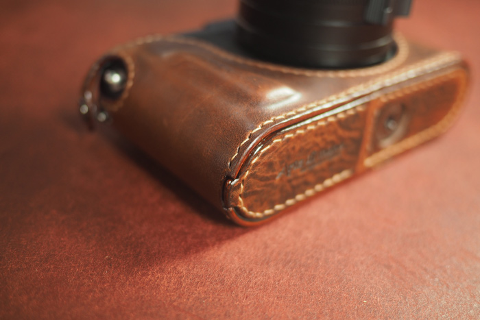 The battery flap is fastened by magnet