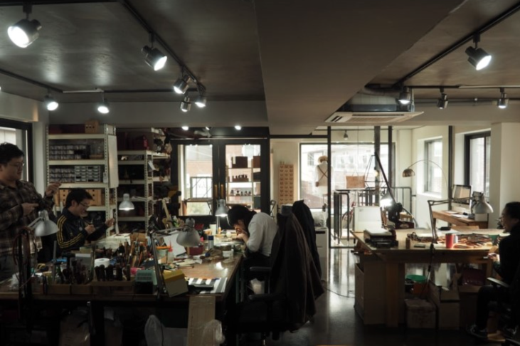More space, more light and better working conditions for the JnK Handworks team. Every case is made to order in your choice of leather and stitching colour