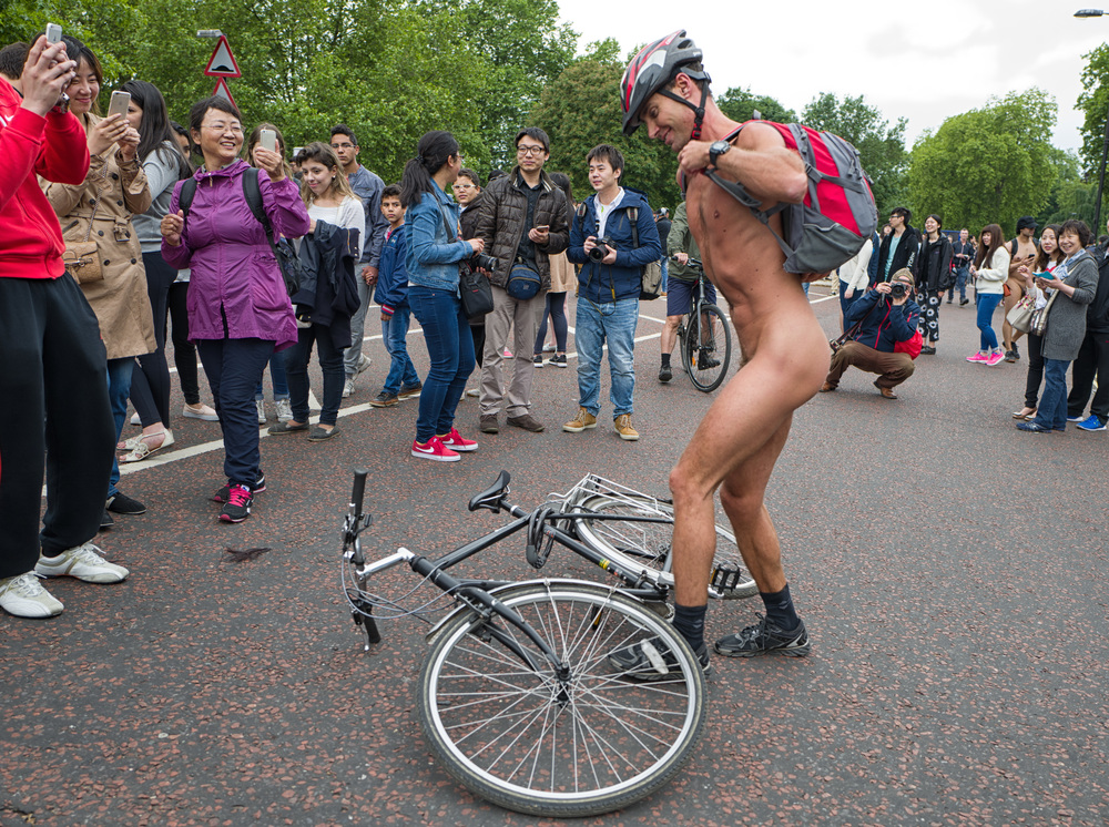 Appreciative audience for the big strip off. Just remember, this is Hyde Park, London, not Bei Hai Park in Beijing. You wouldn