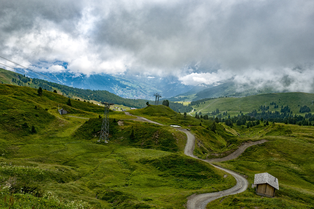 The path towards Grindelwald from near Kleine Scheidegg