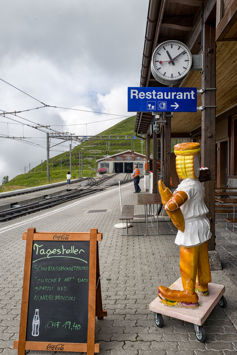 Lunch at Kleine Scheidegg. Almost time to get your tongue around a Schweinsgeschnetzeltes Zürcher Art with Spätzli and almond broccoli. A snip at 19 Franken and 40 Rappen
