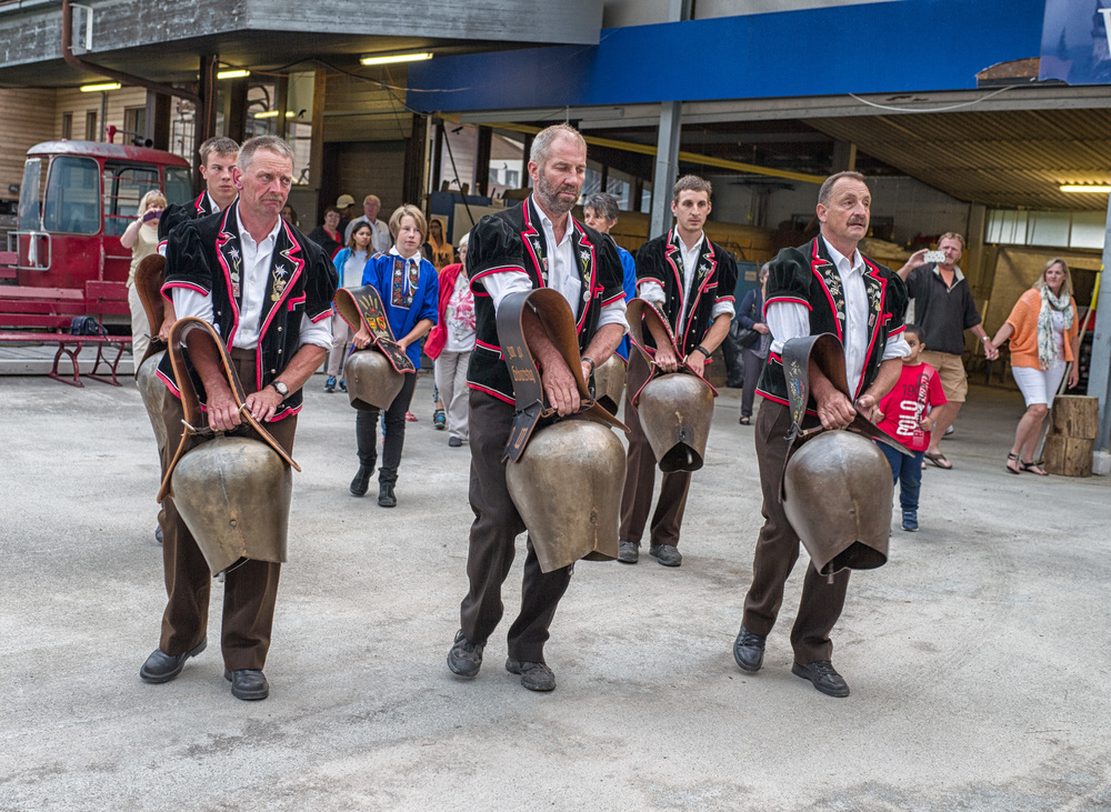 Folkfest in Wengen. Ring out the bells.