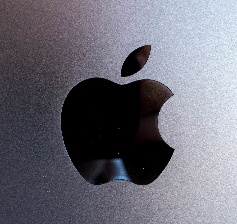Apple logo goes glossy black, no backlight