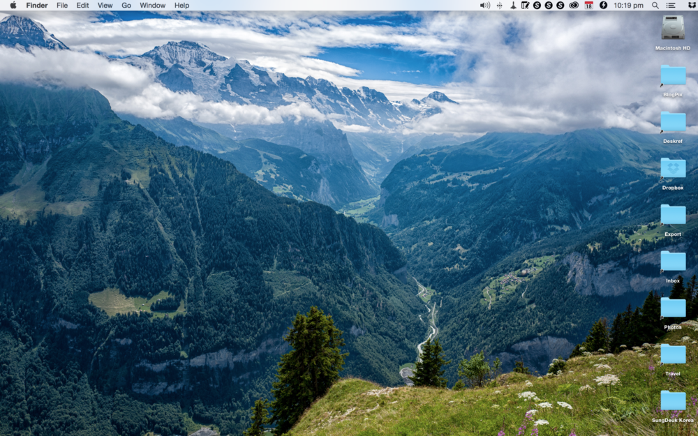 The retina screen of the MacBook is brilliant, all you could wish for. Here my MacBook displays one of the Swiss Alps shots from last month