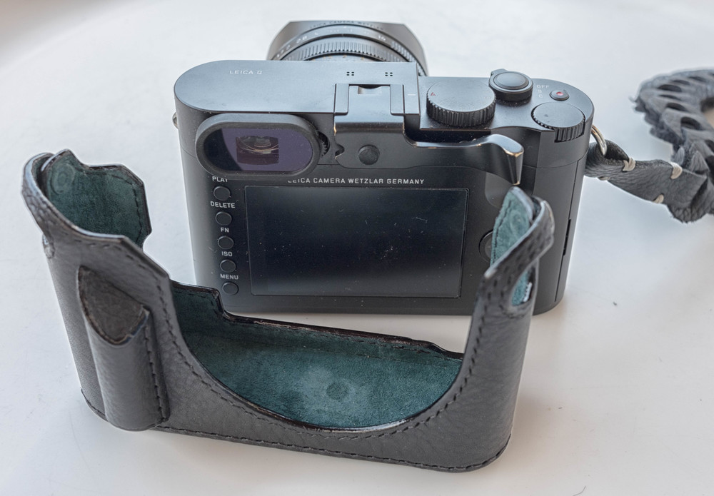 Above: The case with Aventine grip can be made in many leathers and finishes. Even the colour of the lining is a choice. Below: Cases are handmade by experts such as Dae GeunJi, Sejun