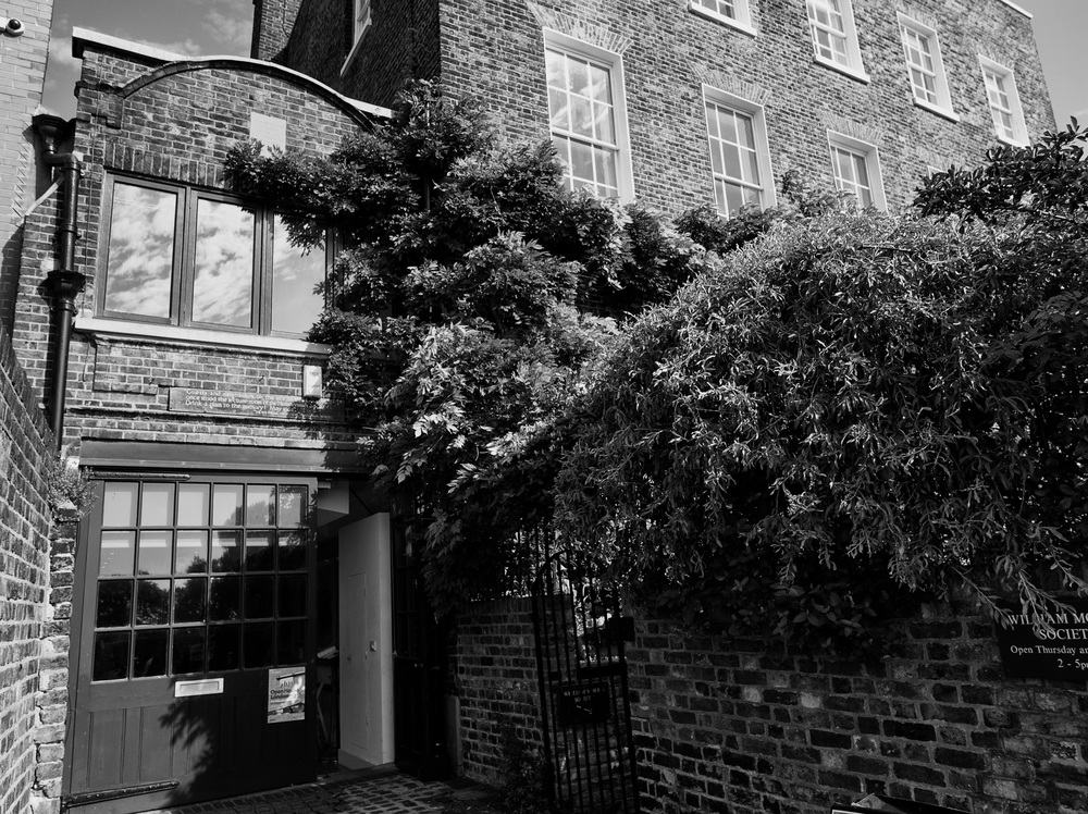 The Coach House at Kelmscott House, now owned by the William Morris Society , with the stone plaque commemorating the invention of the telegraph above the first-floor windows