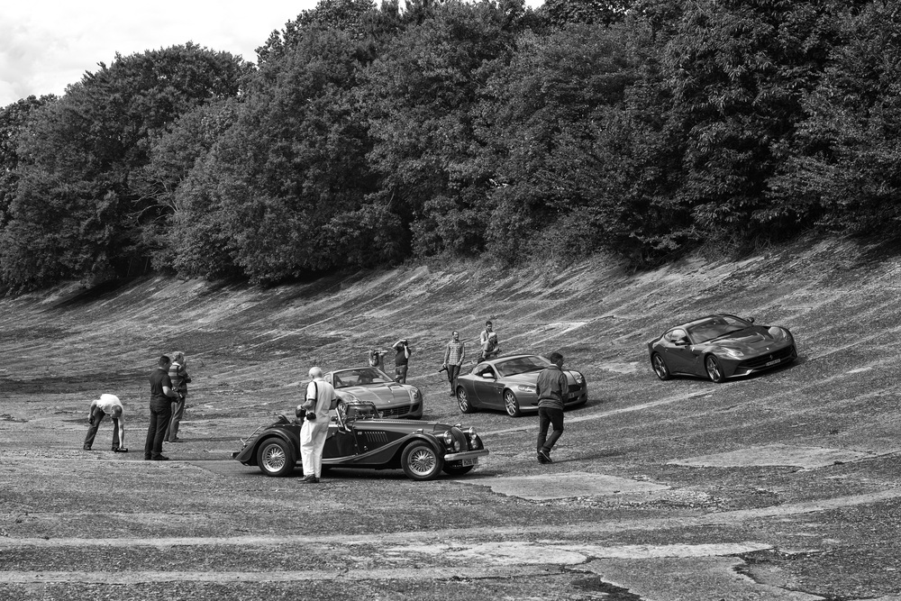 Car lovers from Holland with their two Ferraris and an Aston Martin in the middle. In the foreground is a British-registered Morgan, one of the classics of classics. (f/8, 1/1000s, ISO 320) Below, the Morgan