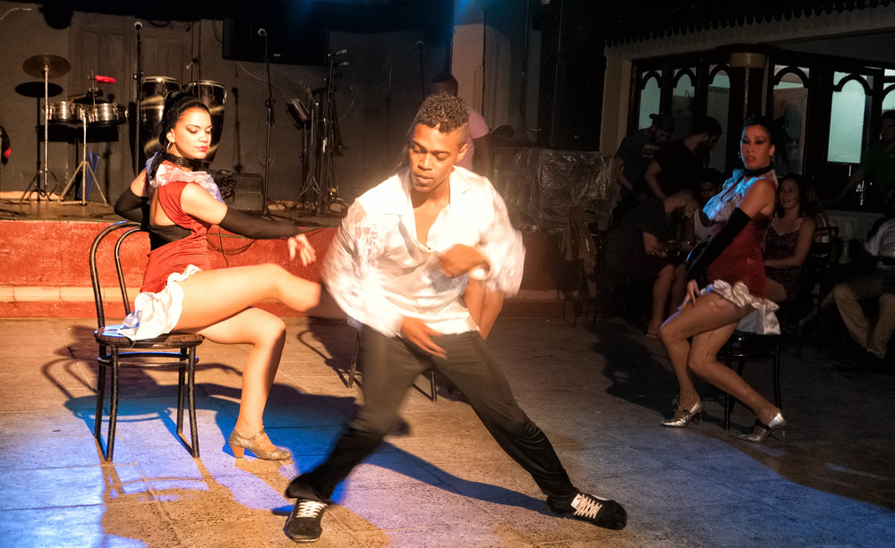  Dancing trio in Vinales 