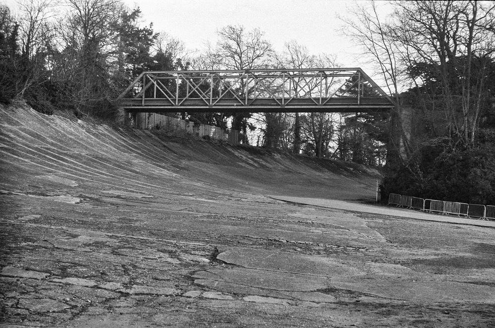 The banked circuit was constructed in only eight months in 1907 and was the first purpose-built motor racing circuit in the world. The iconic Members