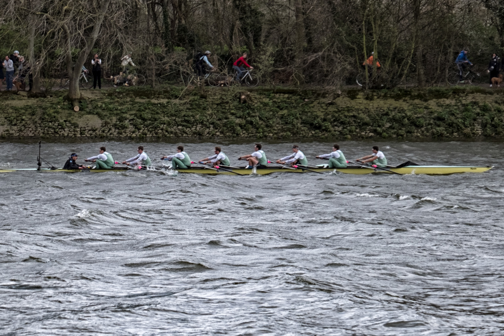 The winning team, Cambridge, hugging the Surrey bank in choppy waters, power ahead of Oxford (f/5.3@1/240s, ISO 200, 66mm)