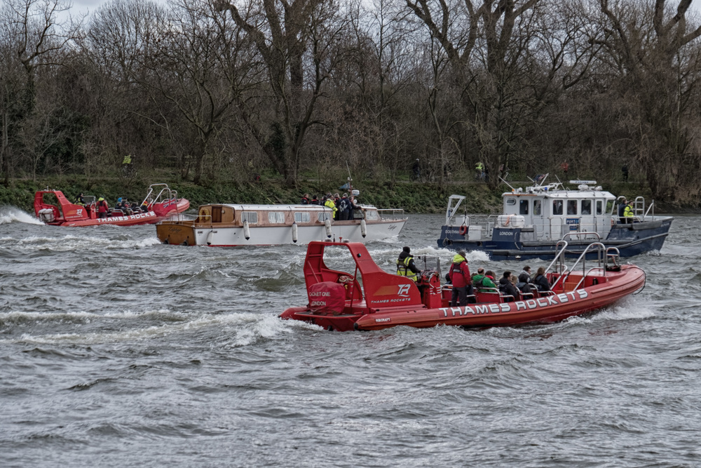 Above and below: Third rank of followers, a group of privileged spectators, the ever-present PLA and the Chiswick Lifeboat bring up the rear, ready to cope with any problems (f/5.3@1/340s, ISO 200 66mm)