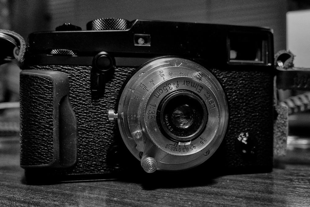 This lens is tiny. We talk about pancake lenses, this is a popadom on a thread. It