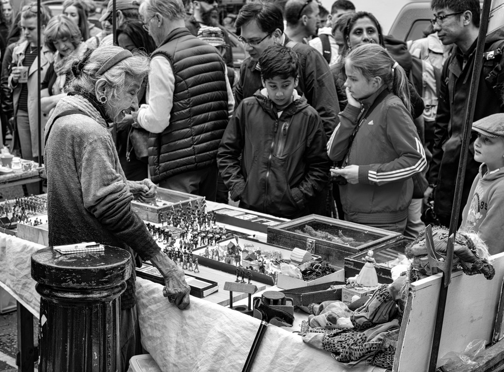 The old lady and her toy soldiers in Portobello Road: Leica SL and 50mm Zeiss Sonnar f/1.5 at f/5.6