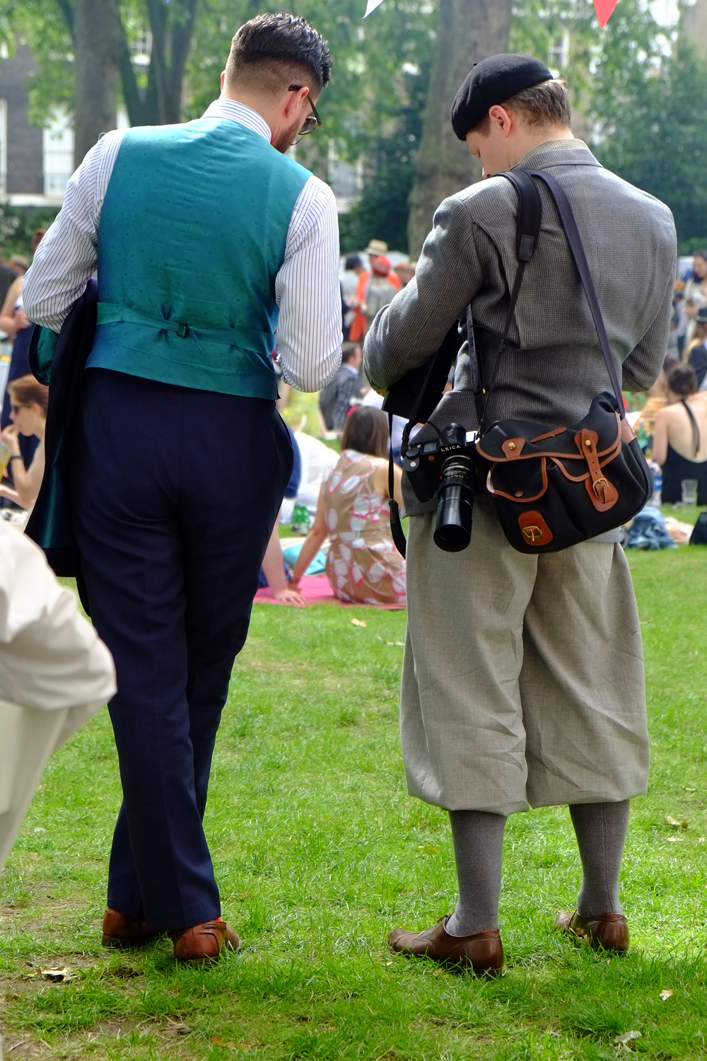 Beret, Plus-Fours, a Billingham and a Leica SL with the Leica 180mm APO-Telyt-R f/3.4