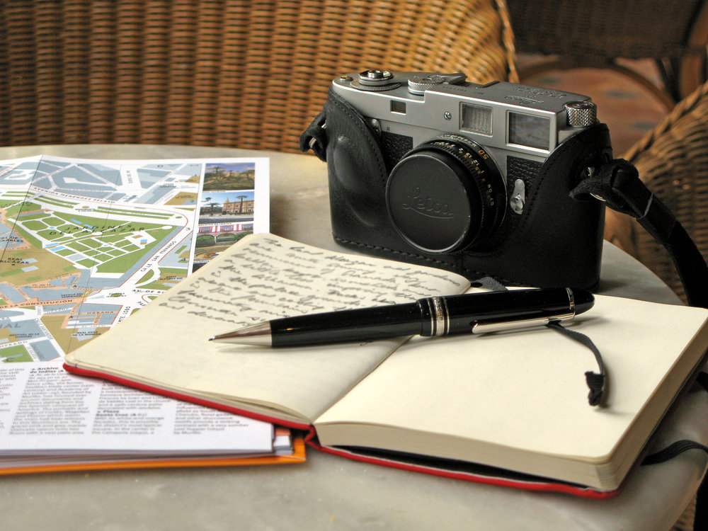 Coffee break in Seville with my Leica M2 and a red Ryman