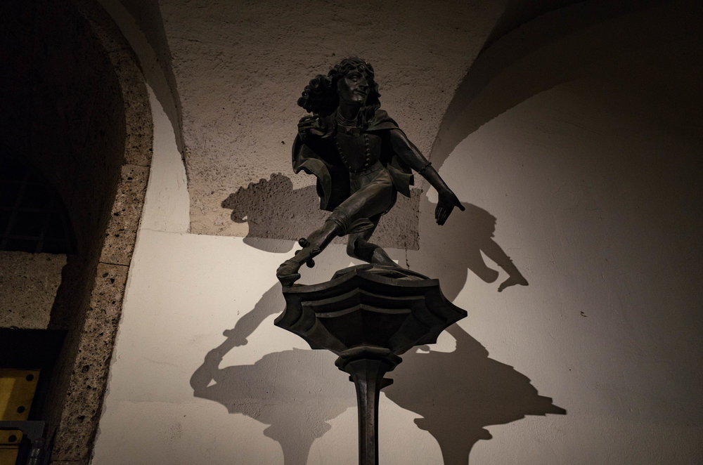 Shadows in Marienplatz, ISO 1600