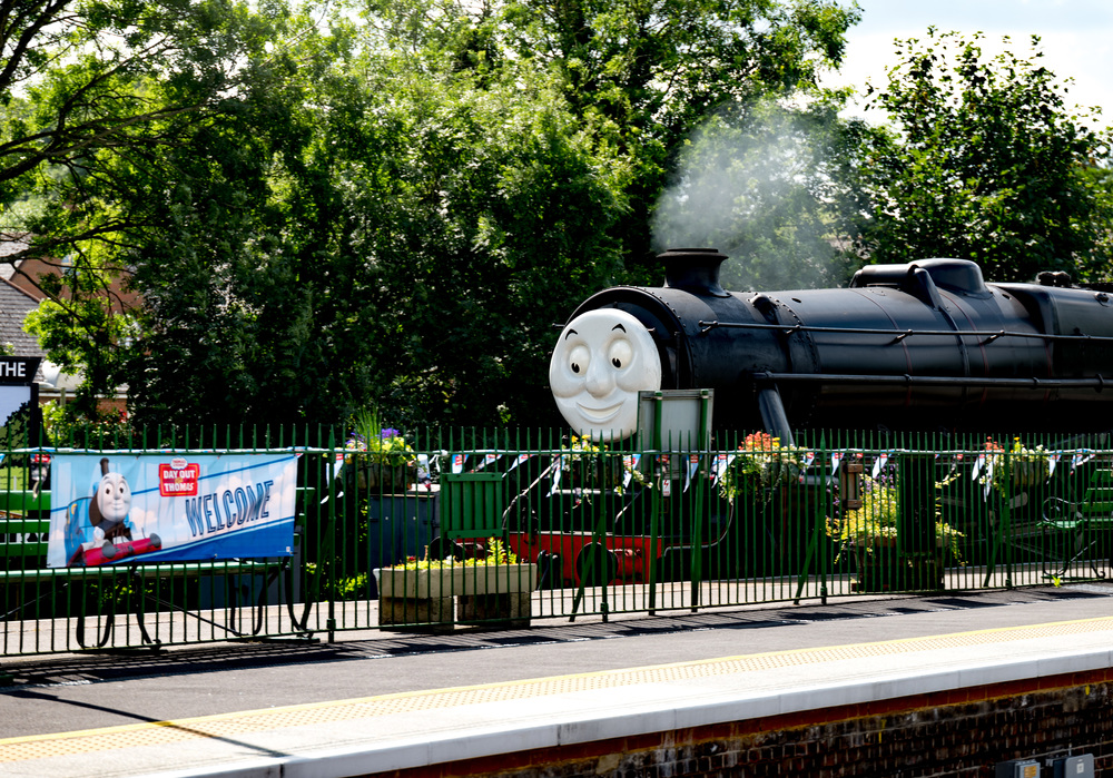 A Thomas face guarantees the presence of hundreds of flag-waving kids