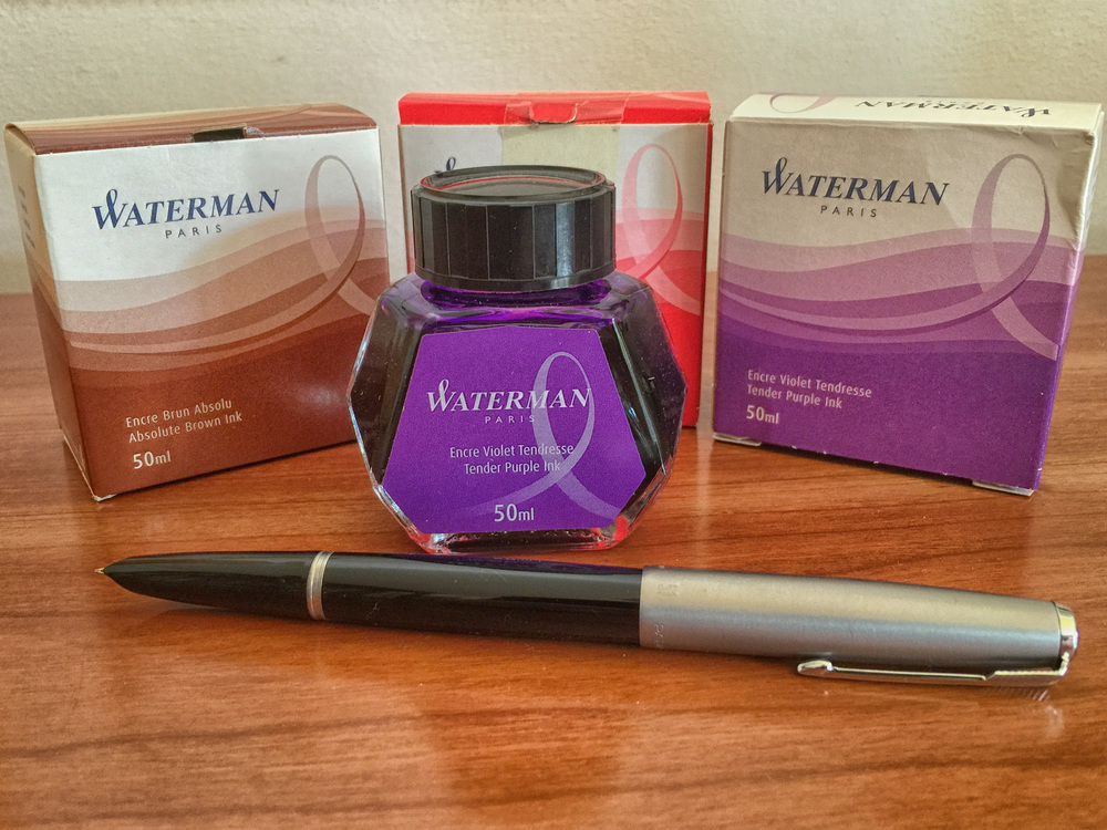 Encre Violet Tendresse and the wonderful Parker 51, still as good as new after 55 years. In the background, Brun Absolut and Rouge Audace