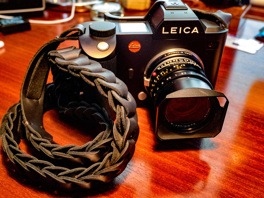 This Black is Black version in smooth leather (shown on the Leica SL) is now available also for lug-mount cameras