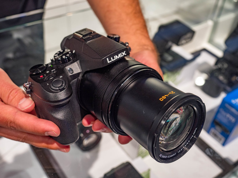 The lens of the new FZ2000 zooms internally and remains static externally when extended.