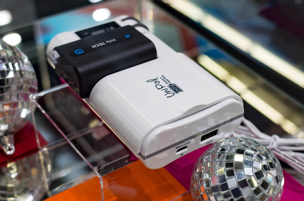 The Hähnel UniPal Extra has a USB micro power input which means that it can be used with a variety of cables and power sources. The