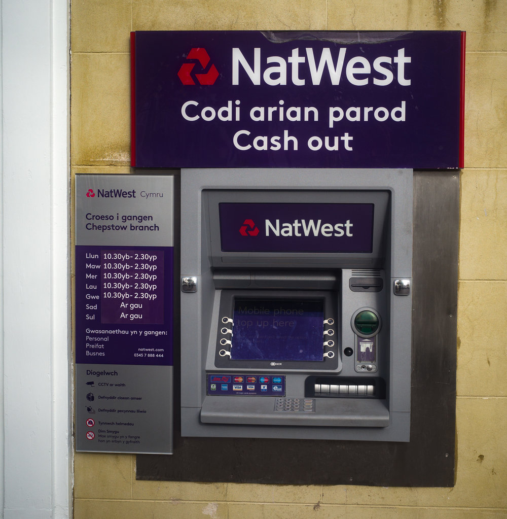 Running out of the old arian parod? Better nip along to NatWest Cymru and zone-focus in on the peiriant arian. This is taken about 1.2m from the machine, just north of the Summaron
