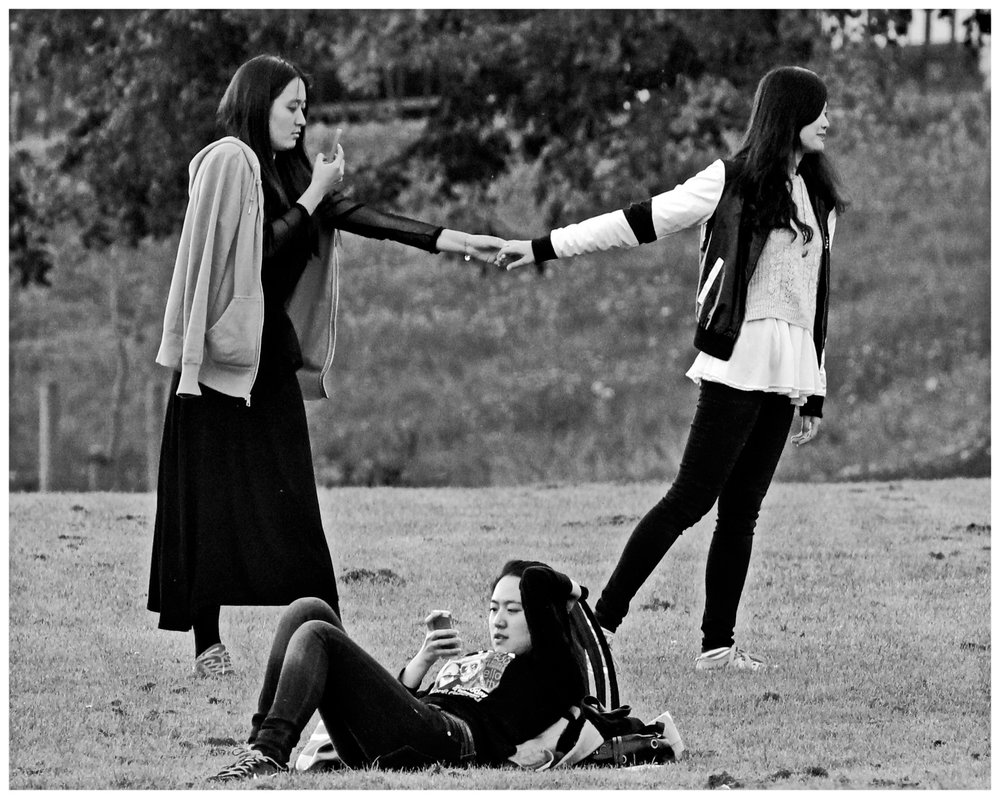 Modern Pre-Raphaelite Poses, Royal Crescent Lawns, Bath (David Lewis-Baker)