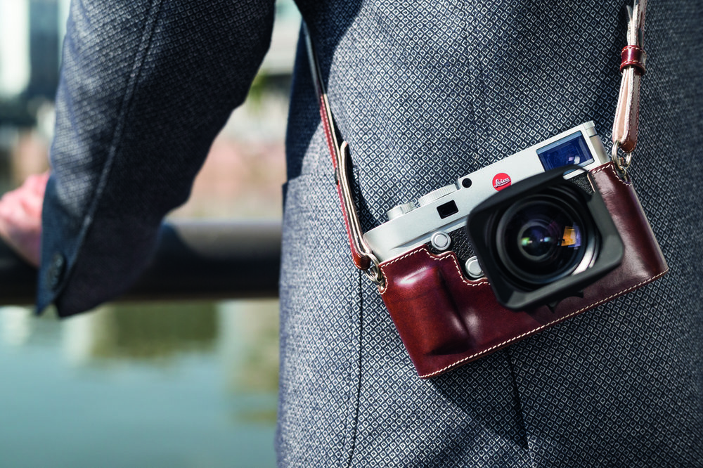 The ingenious half case incorporates a removable back flap to turn your M10 into an M10-D. Get it in brown, black or red.