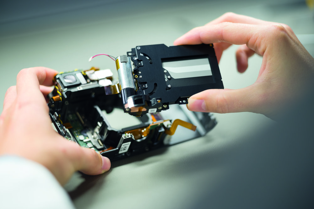 Installing the shutter in the main body