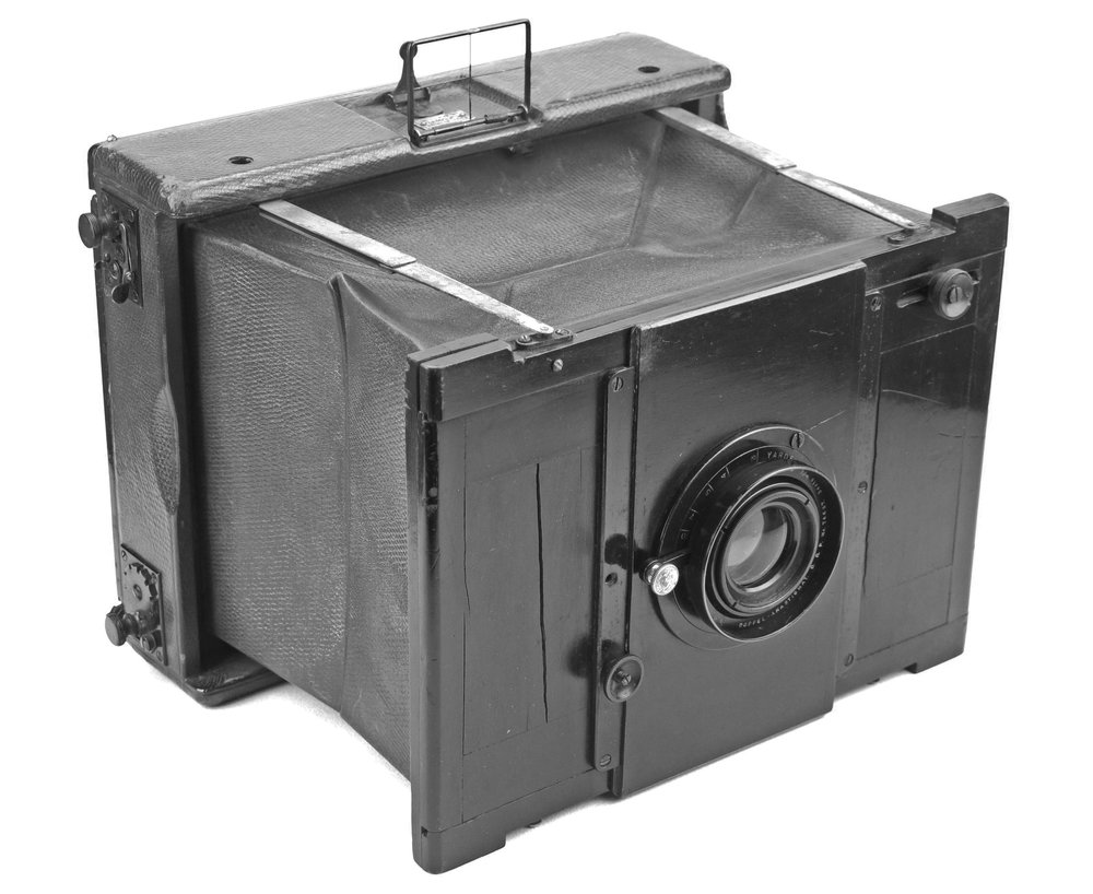   [Fig.1] The Goerz-Anschutz Camera. Probably the first camera to be adopted by Press Photographers.  
